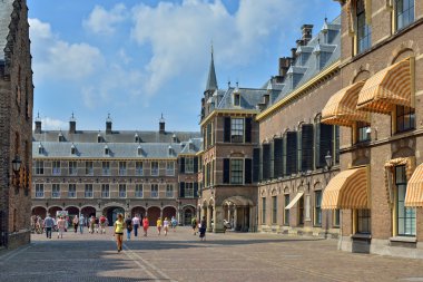 Historical centre of Hague crowded by tourists