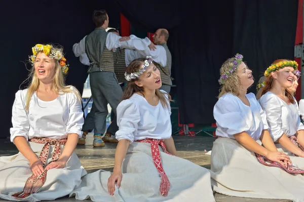 Brussels Latvian Dancers group sings folkloric song during open air show on Vismet square — Stock Photo, Image