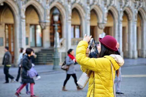 Foreign tourist takes pictures on Grand Place in Brussels. — Stock Photo, Image