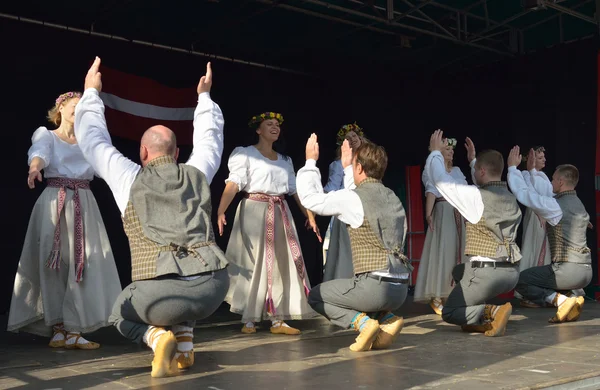 Brüksel Letonca dansçılar bir açık hava Vismet üzerinde kare göster — Stok fotoğraf