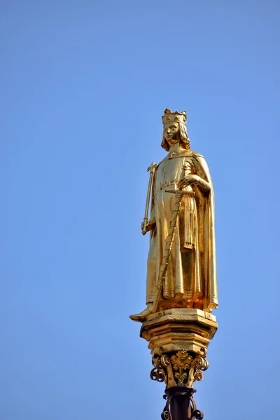 Förgyllt medeltida staty i historiska centrum av Haag, Nederländerna — Stockfoto
