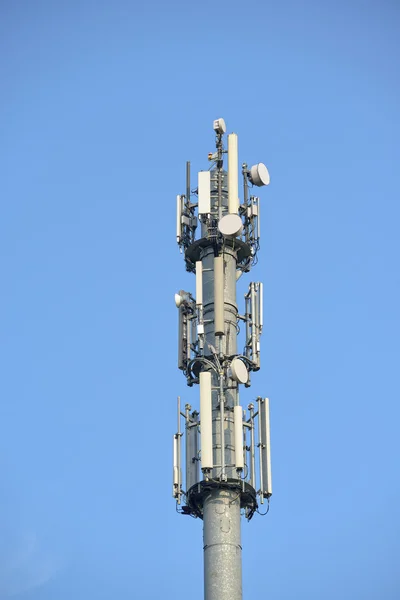 Сучасна GSM вежа на блакитному небі — стокове фото