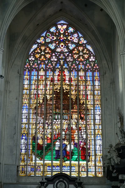 Buntglasfenster in St. Rumpolds Kathedrale in Mechelen — Stockfoto