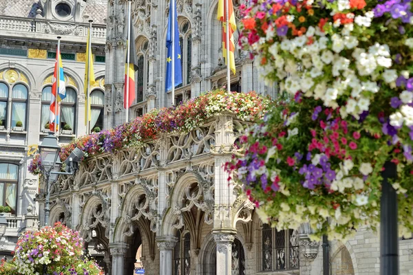 Portal wejścia średniowiecznym budynku ratusza w zabytkowym centrum Mechelen, Belgia — Zdjęcie stockowe