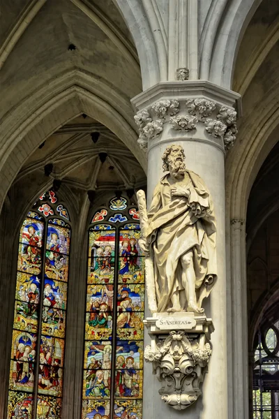 Estatua de San Andrés en la Catedral de San Rumbolds en Malinas o Malinas . —  Fotos de Stock