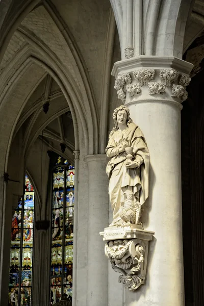 Άγαλμα του Αγίου Ιωάννη στο καθεδρικό ναό του Αγίου Rumbolds στο Mechelen ή Malines. — Φωτογραφία Αρχείου