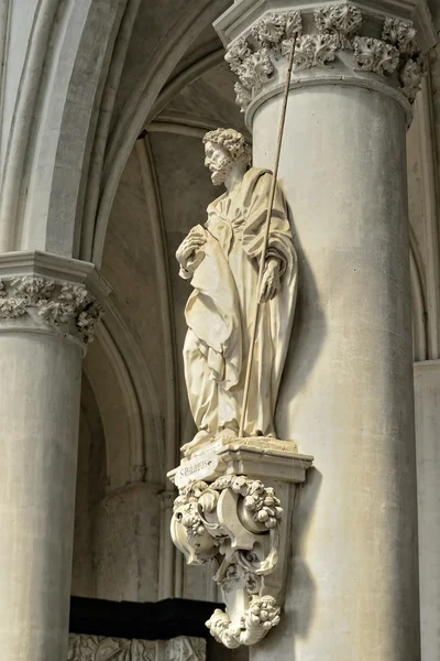 Estátua de São Filipe na Catedral de St. Rumbolds em Mechelen ou Malines . — Fotografia de Stock