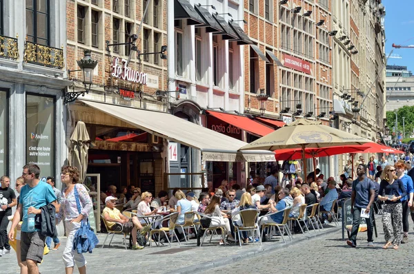 Turistas hacinados calles y cafés en el centro histórico de Bruselas —  Fotos de Stock