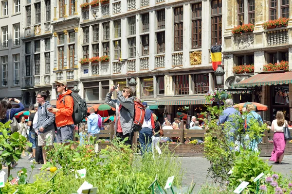 Turistas estrangeiros tirar fotos na Grand Place ou Grote Markt — Fotografia de Stock