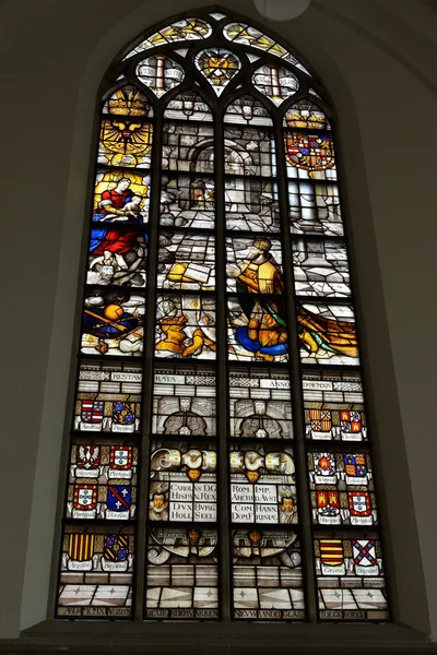 Janelas de vidro manchado em Grote Kerk Den Haag ou Grote de Sint-Jacobskerk construído durante15-16 séculos . — Fotografia de Stock