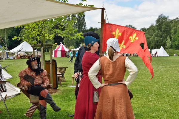 Participants of reconstruction of medieval battle of 1477 decorate their camping — ストック写真