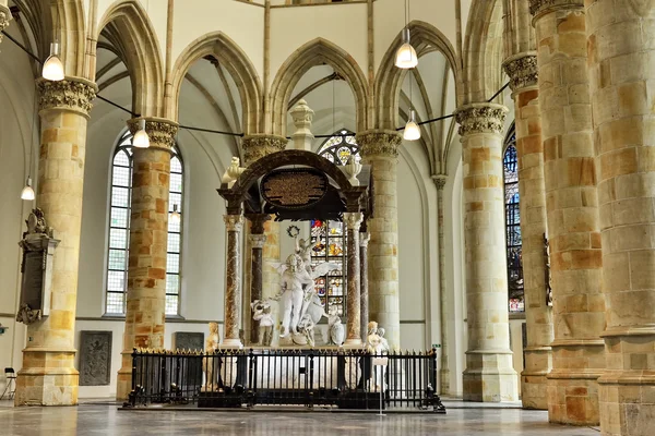 Interno con statue in marmo a Grote Kerk Den Haag — Foto Stock