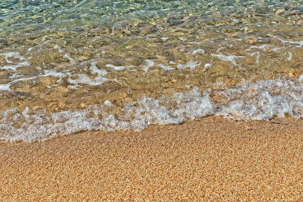 Αμμώδης παραλία και θαλάσσια κύματα — Φωτογραφία Αρχείου