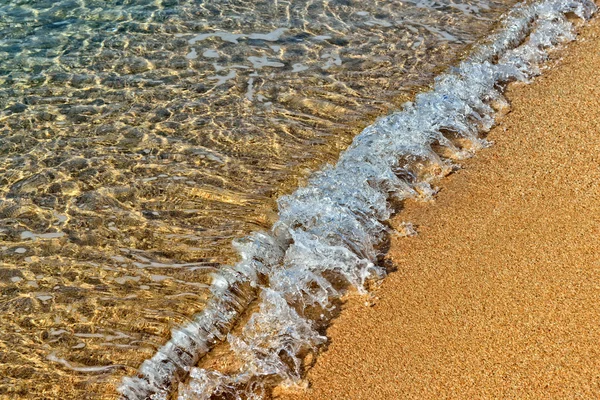 Αμμώδης παραλία και θαλάσσια κύματα — Φωτογραφία Αρχείου
