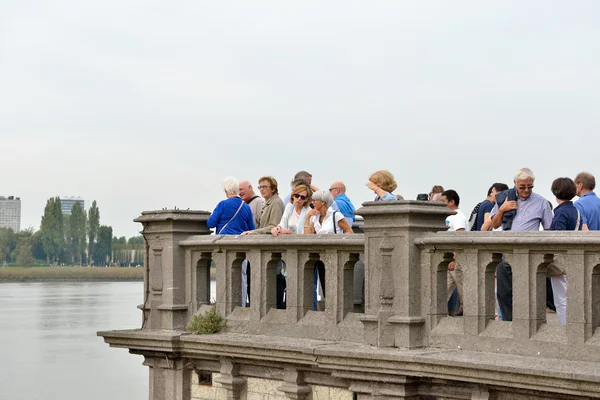 Touristes regardant les activités de célébration dans le centre historique d'Anvers — Photo