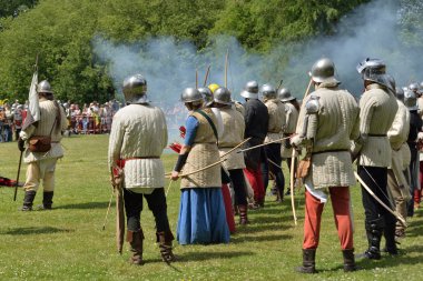 1477 Muharebesi Ortaçağ kutlama sırasında savaş alanında tarihi kostümleri Ortaçağ yeniden katılan Deurne