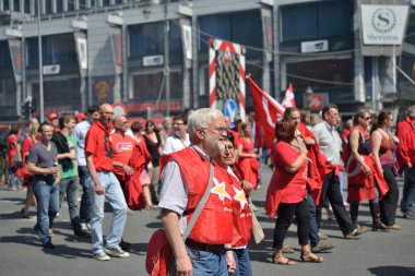 Belçika insanlar tasarruf tedbirleri mitingi katılmak