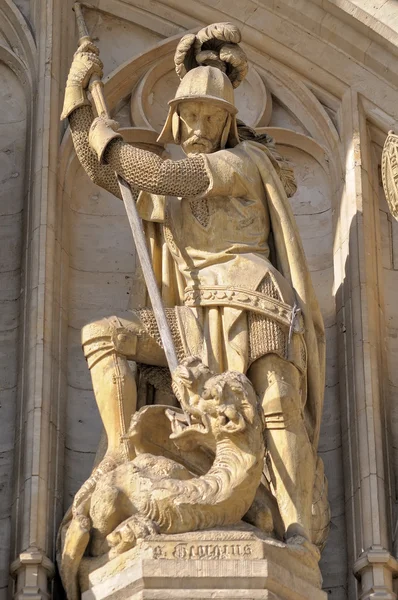 Medieval statue of Archangel Michael killing a devil on entry arch to City Hall in Brussels — Stock Photo, Image