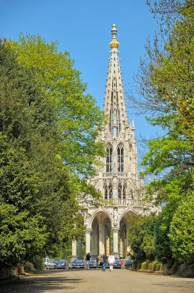 Människor gå till neogotisk Monument av Leopold jag i Laken, i Bryssel Royaltyfria Stockfoton