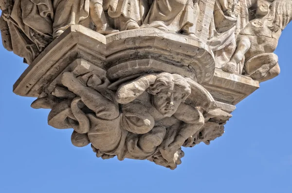 Relieve en la muralla del edificio medieval del ayuntamiento en la Grand Place de Bruselas — Foto de Stock