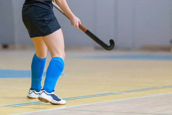 Onbepaalde vrouwelijke indoor hockeyspeler met stok — Stockfoto