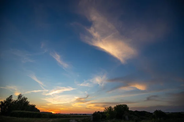 田舎の夕日と美しい夜の空 — ストック写真