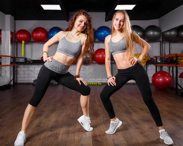 Duas meninas fitness posando no estúdio de dança — Fotografia de Stock
