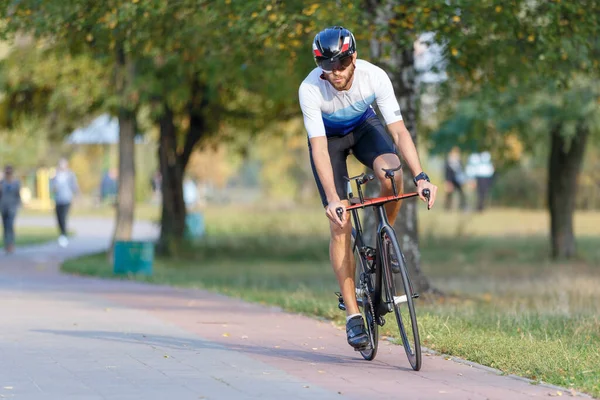 Young biker riding bicycle on training in the park — Stock Photo, Image