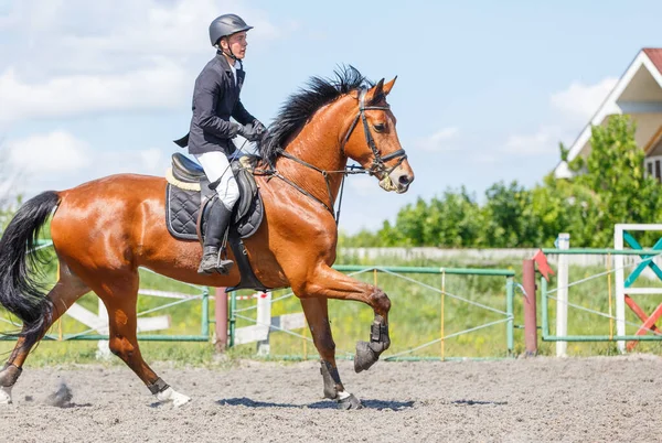 Joven en su curso muestran competencia de salto — Foto de Stock