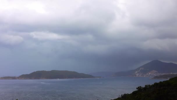 Tijdsverloop beelden van sterke wind en regen boven de zee bij Budva, Montenegro — Stockvideo