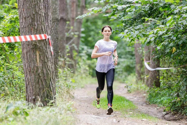 Giovane Sportiva Bagnata Che Corre Sul Suo Percorso Corsa Ostacoli — Foto Stock