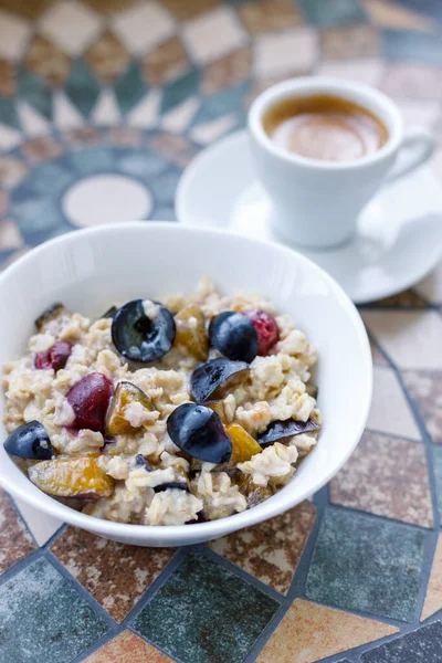Desayuno de avena de fondo con bayas y café. Espresso con gachas para el desayuno — Foto de Stock