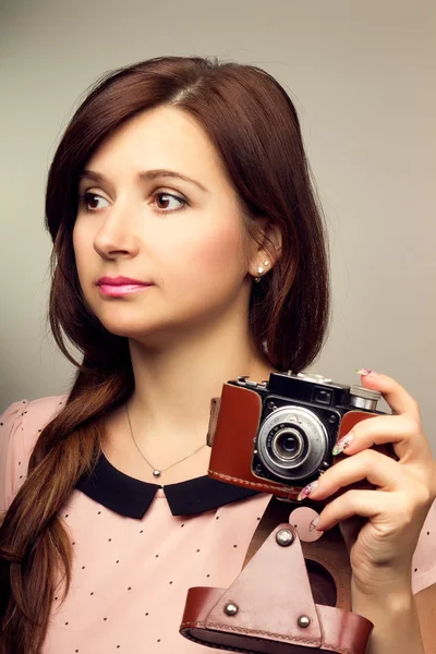 Jonge hipster vrouw maakt een fotografie met oude camera — Stockfoto