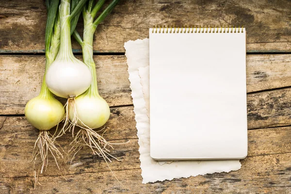 Menu arrière-plan. Légumes sur table avec livre de cuisine. Cuisine avec livre de recettes . — Photo