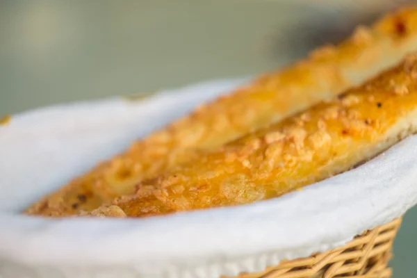 Käsespießbrot im Weidenkorb. — Stockfoto