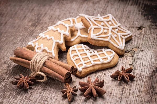 Christmas gingerbread cookies with various spices on wood background. — Stock Photo, Image