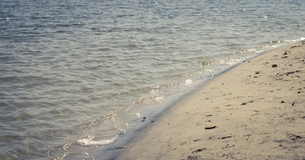 Orilla del río con playa de arena . — Foto de Stock