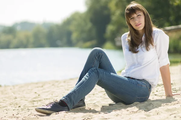 Jeune belle femme se reposant à la plage en été midi — Photo