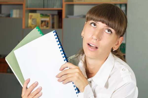 Chica estudiante cansado y deprimido con sus obras —  Fotos de Stock