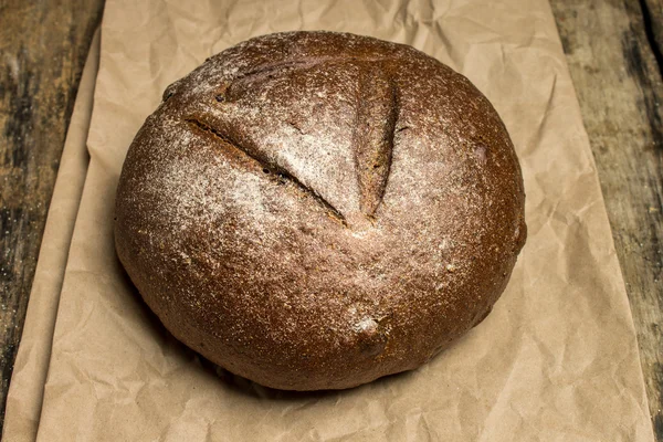 Pane di segale su sacchetto di carta — Foto Stock