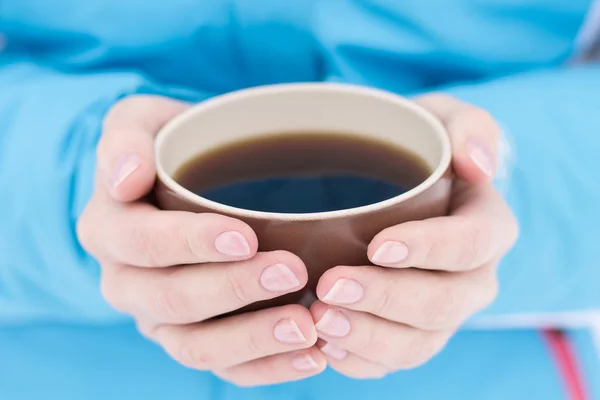 Kaukasische Frau hält Tasse heißen Tee im Winter im Freien. — Stockfoto