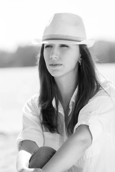 Pretty adult girl in white hat at summer beach. — Stock Photo, Image