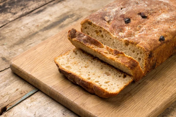 Domowy chleb przaśny pszenicy w plasterkach — Zdjęcie stockowe