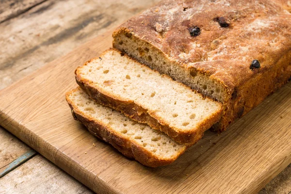 Sliced loaf of homemade unleavened wheat bread — Stock Photo, Image