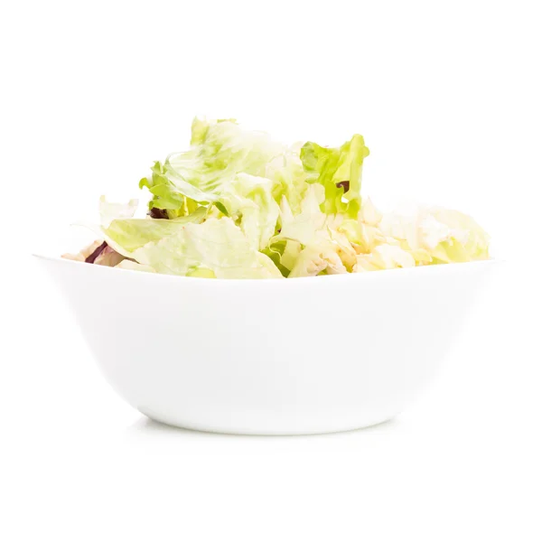 Salade fraîche dans un plat blanc isolé sur fond blanc — Photo