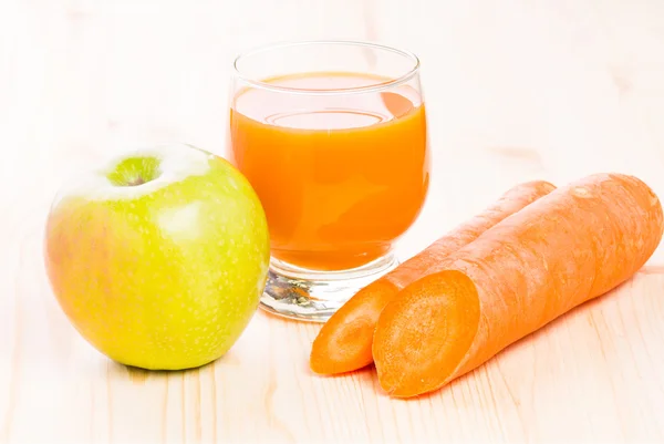 나무 테이블에 신선한 비타민 주스입니다. 건강 한 과일 배경 — 스톡 사진