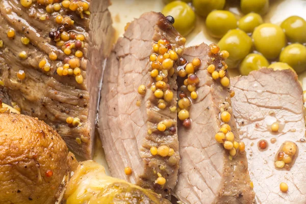 Imagem de close-up de carne assada fatiada com legumes grelhados . — Fotografia de Stock