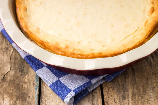 Frisch gebackener Käsekuchen auf Holztisch. — Stockfoto