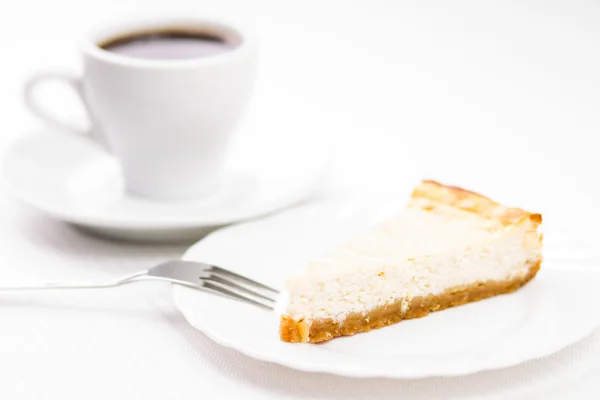 Stück frisch gebackener Käsekuchen mit Espesso-Kaffee — Stockfoto