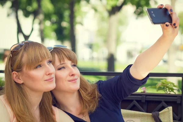 İkiz kız kardeşi selfie ile cep telefonu alarak — Stok fotoğraf